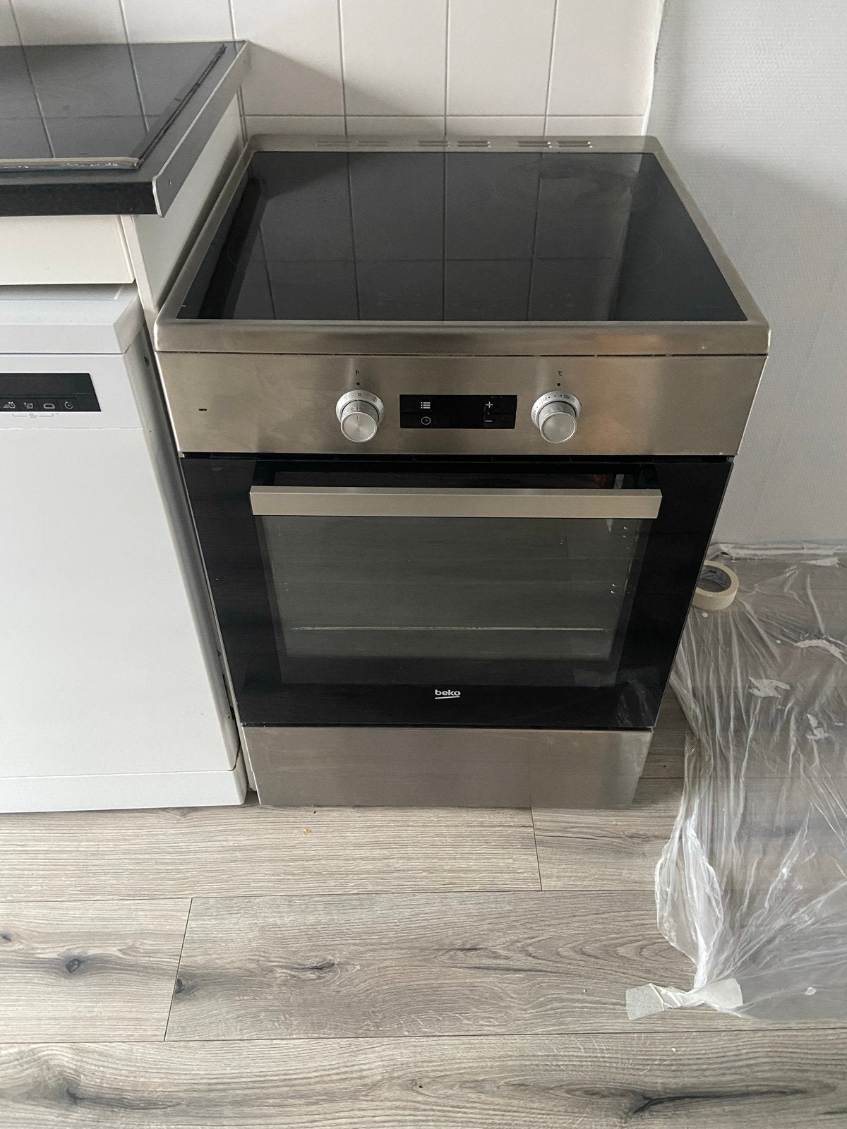 Beko Fornuis met Keramische Kookplaat en Oven, Witgoed en Apparatuur, Gebruikt, Keramisch, Vrijstaand, 4 kookzones