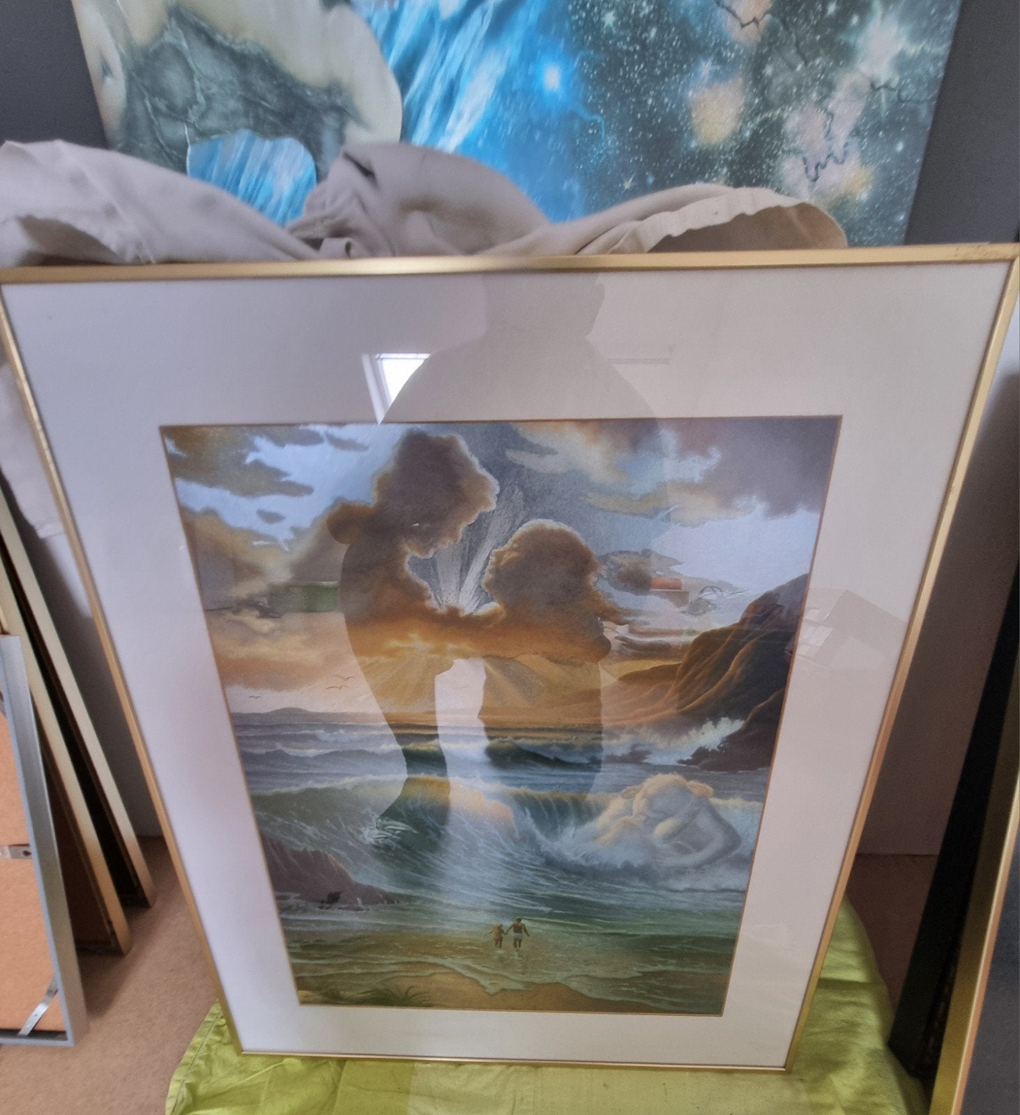 Ingelijst schilderij met mystieke figuren aan zee, Antiek en Kunst, Kunst | Schilderijen | Modern, Ophalen, Figuren, Papier/karton