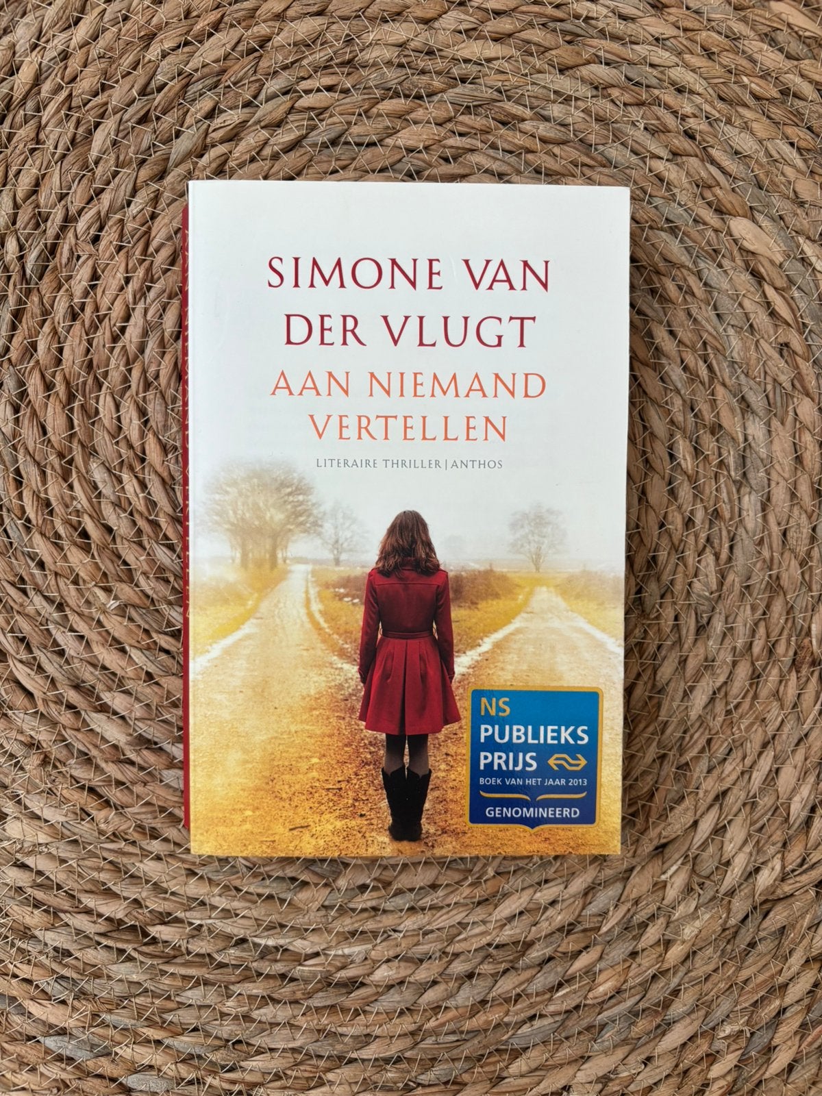 Boek aan niemand vertellen - Simone van der Vlugt, Ophalen of Verzenden, Gelezen