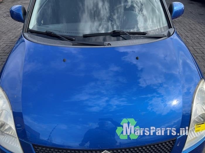 Motorkap van een Suzuki Swift