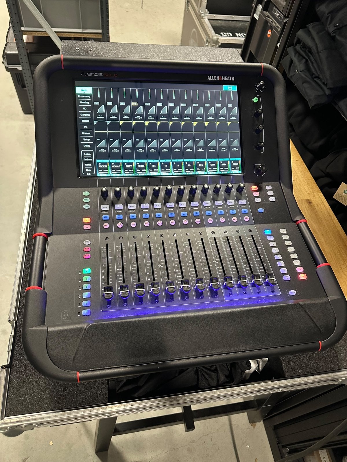 Allen&Heath avantis solo met 64x64 Dante en Flightcase, Ophalen, Zo goed als nieuw, 20 kanalen of meer, Microfooningang