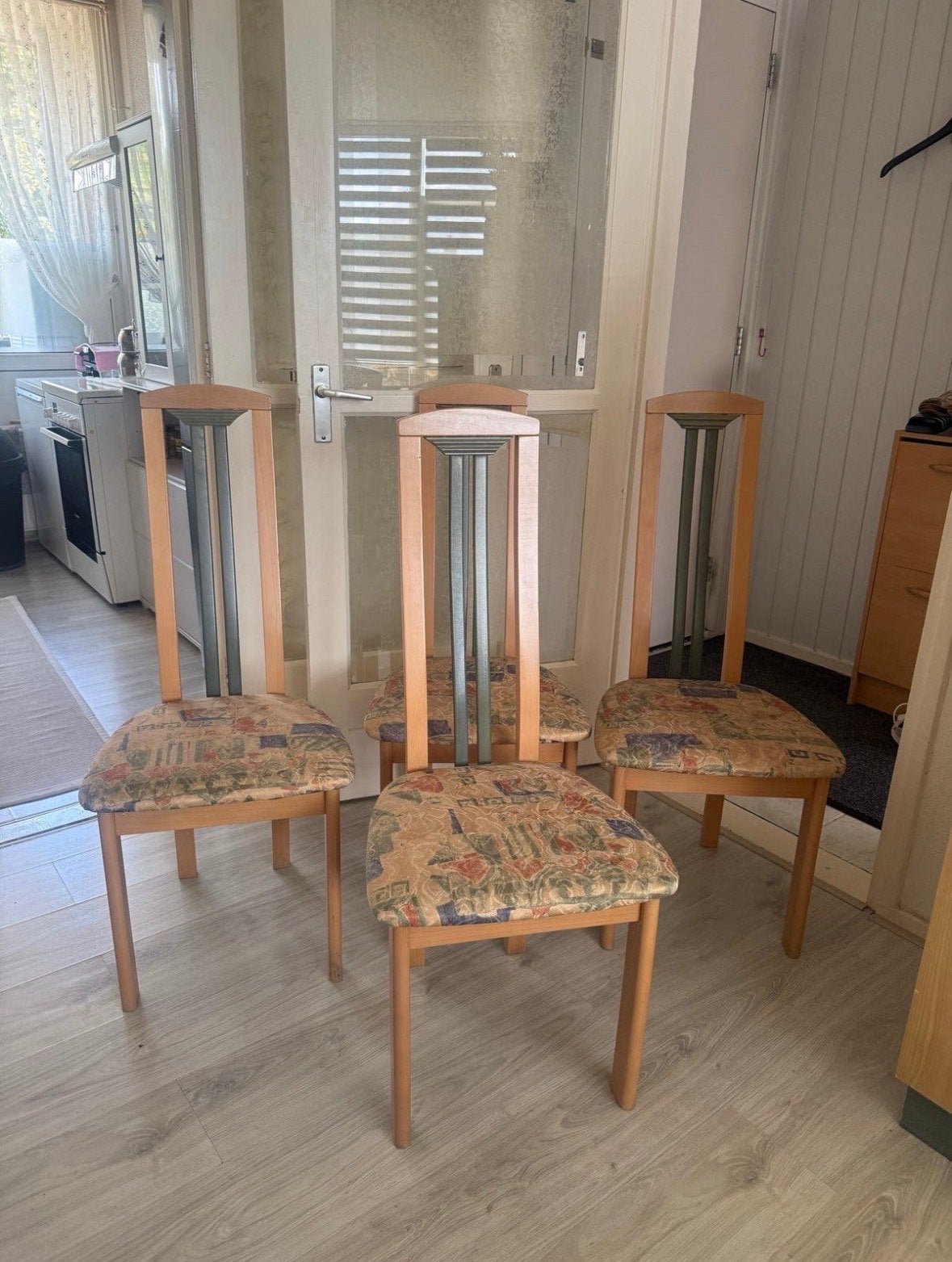 Set van 4 houten eetkamerstoelen met stoffen bekleding, Huis en Inrichting, Stoelen, Ophalen, Gebruikt, Overige kleuren, Vier