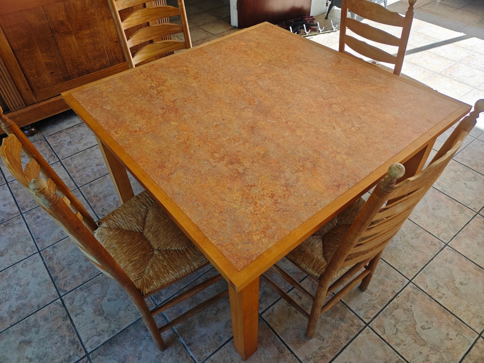 Eettafel met 4 stoelen - Hout en riet, Huis en Inrichting, Tafels | Eettafels, Ophalen, Gebruikt, Overige materialen, Rustiek