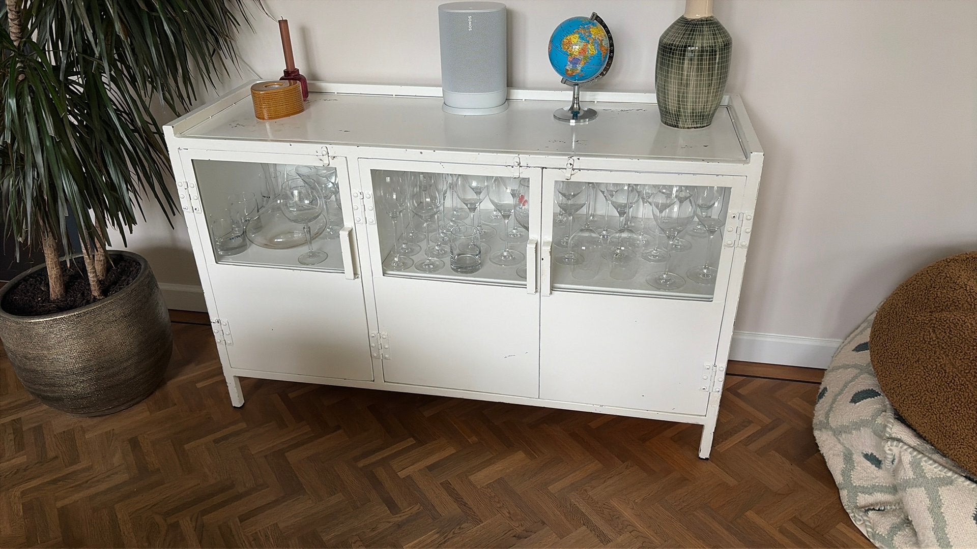 Metalen vitrine kastje wit, Ophalen, Gebruikt, 50 tot 100 cm, Minder dan 100 cm