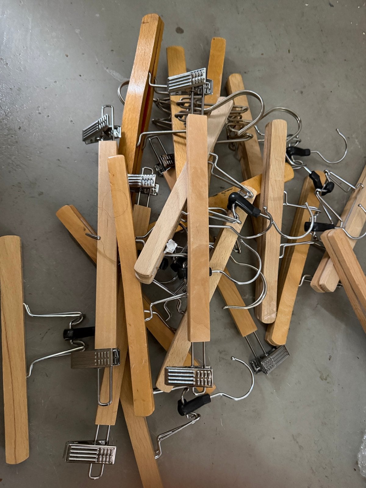 Partij houten kledinghangers met klemmen, Ophalen of Verzenden, Gebruikt, Hout, Volwassenen