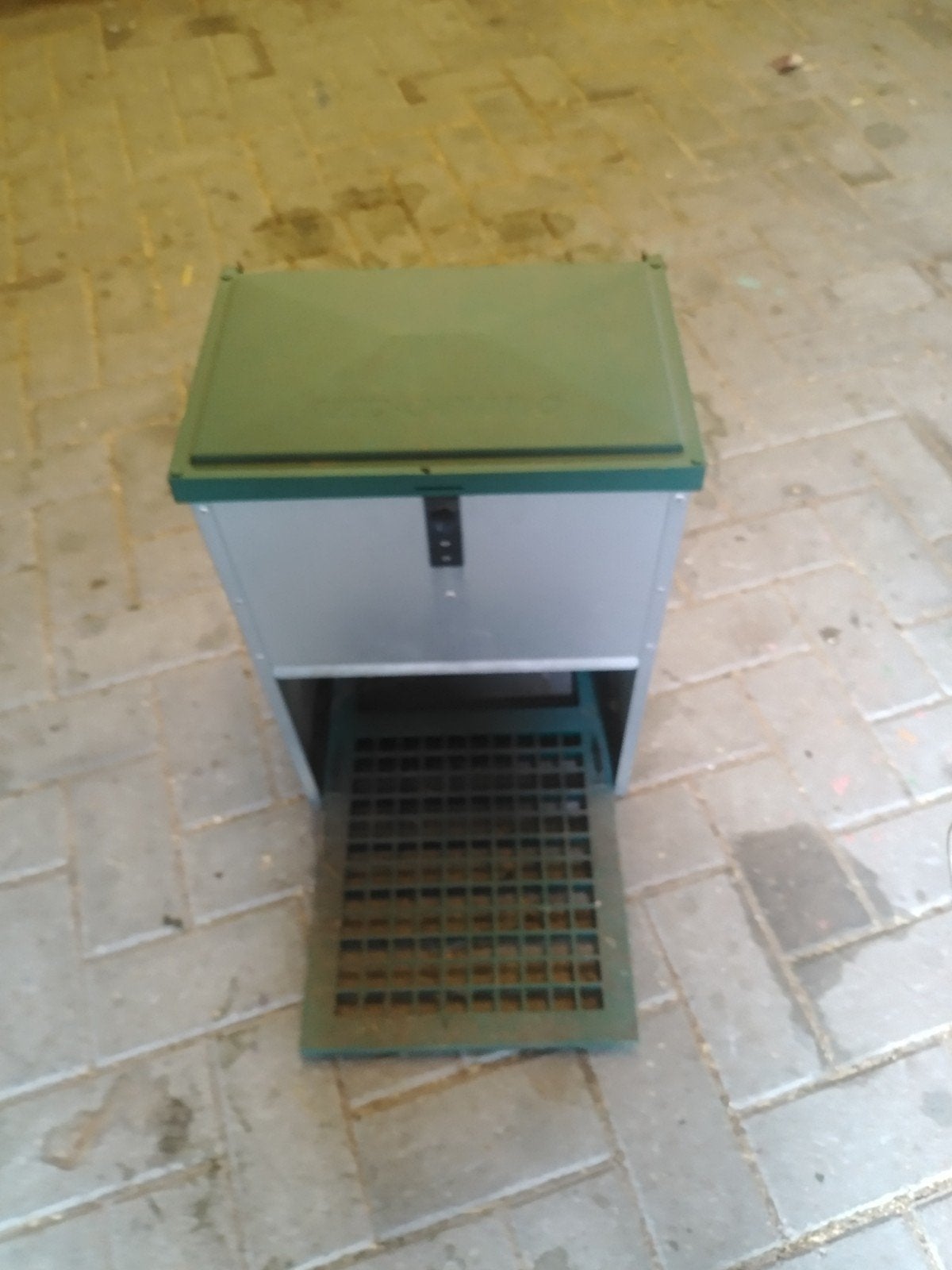 Voerbak trap-bak feed-o-matic kip kippen, Dieren en Toebehoren, Pluimvee | Toebehoren, Ophalen, Zo goed als nieuw, Drinken en Voederen