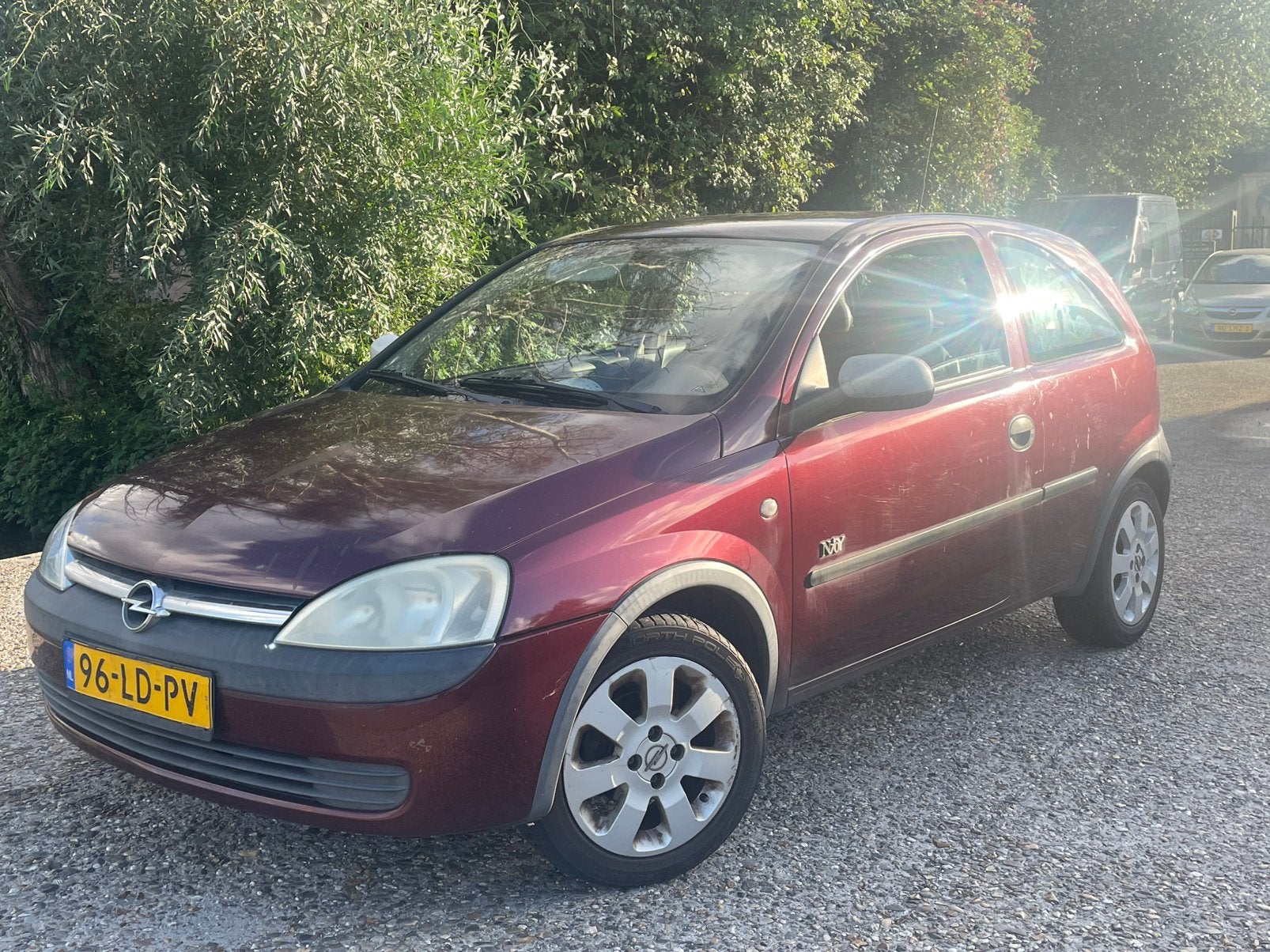 Opel Corsa 1.2 16V 3D Bordeux Rood  - AUTO RIJD GOED - APK, Voorwielaandrijving, 450 kg, 74 pk, 31 €/maand