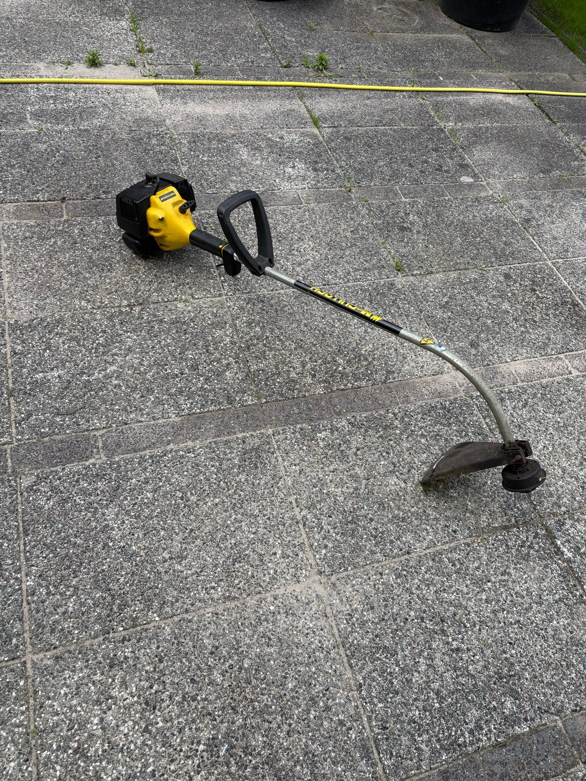 Krachtige Benzine Grastrimmer - Ideaal voor Tuinonderhoud, Ophalen of Verzenden, Gebruikt, 30 tot 50 cm, Benzine