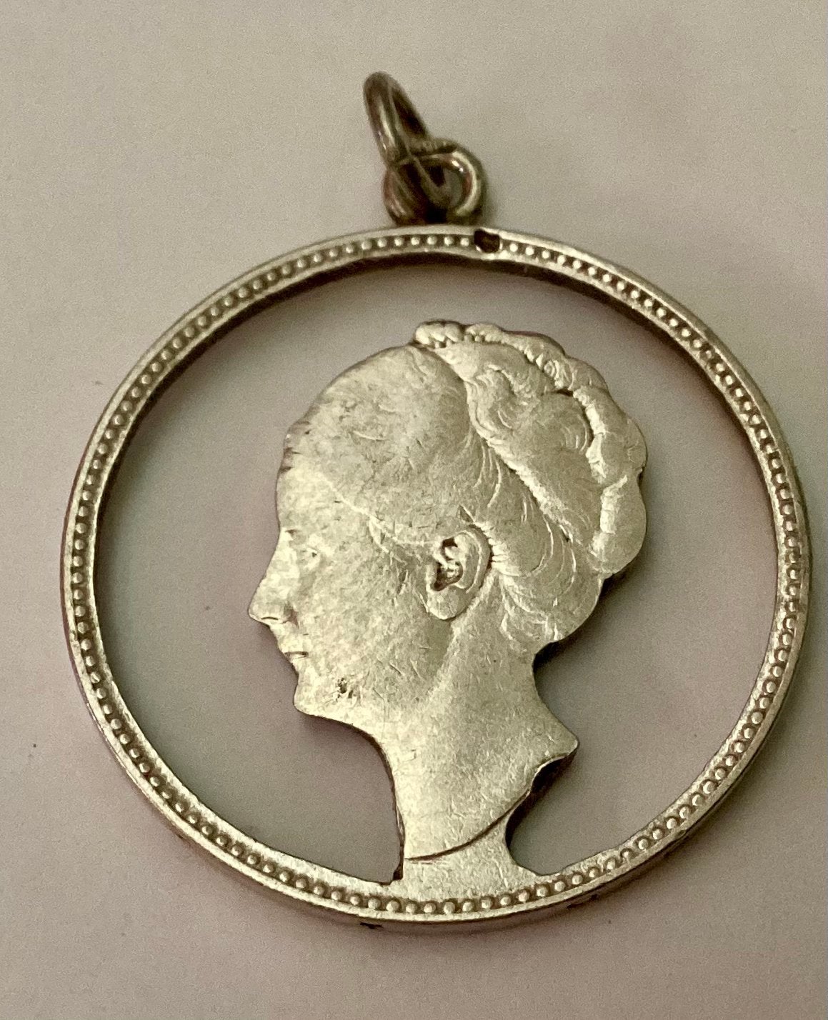 Zilveren rijksdaalder met uitgezaagde beeltenis Wilhelmina., Ophalen of Verzenden, Koningin Wilhelmina, 2½ gulden