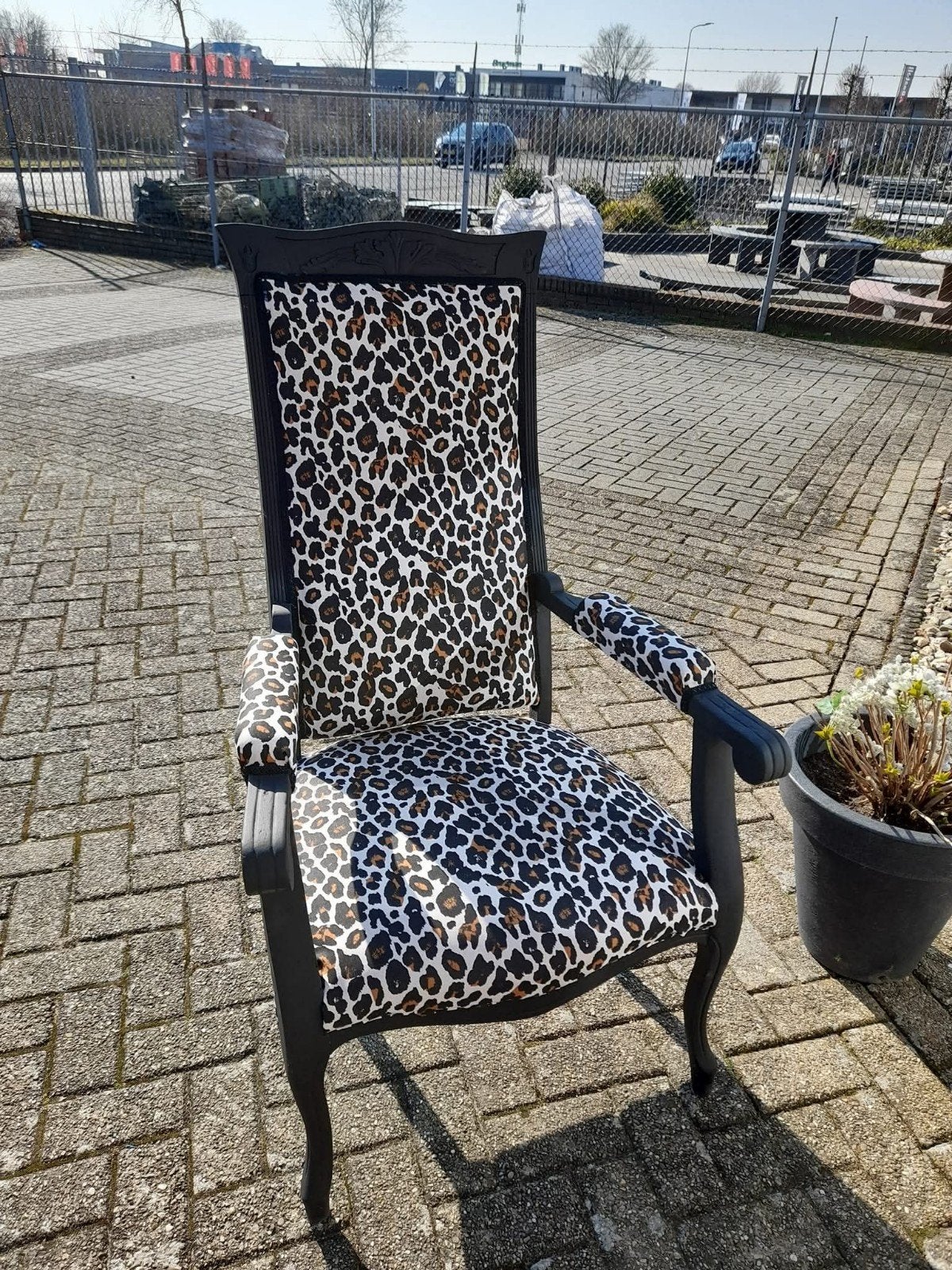 Mat zwarte fauteuile opnieuw gestoffeerd tyger print, Ophalen