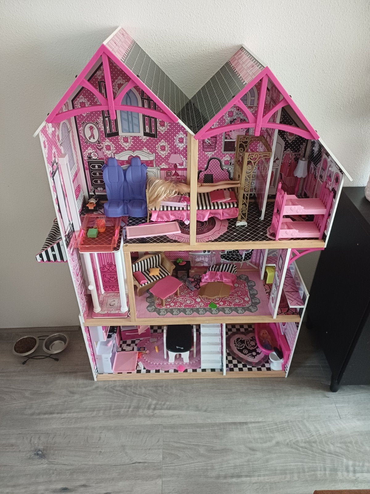 Groot Roze Poppenhuis met Meubels - Zo goed als nieuw, Ophalen, Zo goed als nieuw, Overige typen
