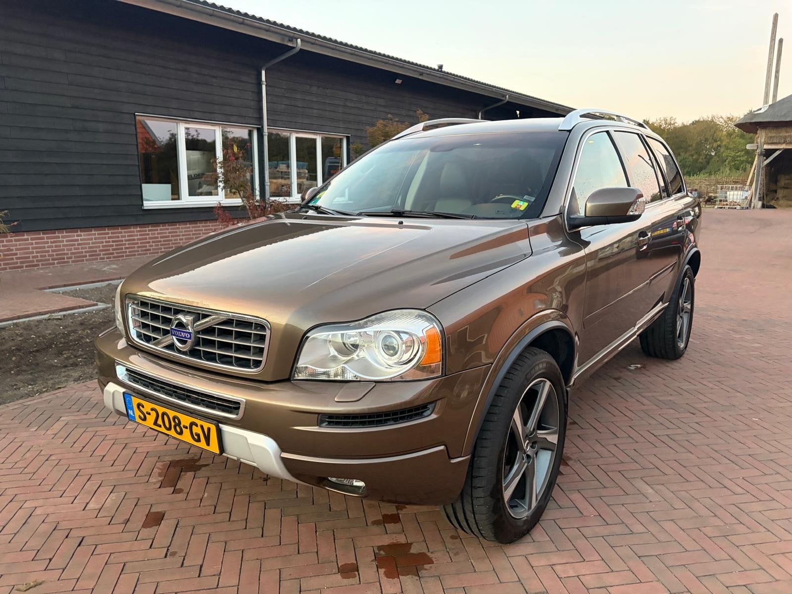 Volvo XC90 2.4 D5 Geartronic AWD 7-ST 2014 Bruin, Auto's, Bruin, 255 €/maand, 7 stoelen, Diesel