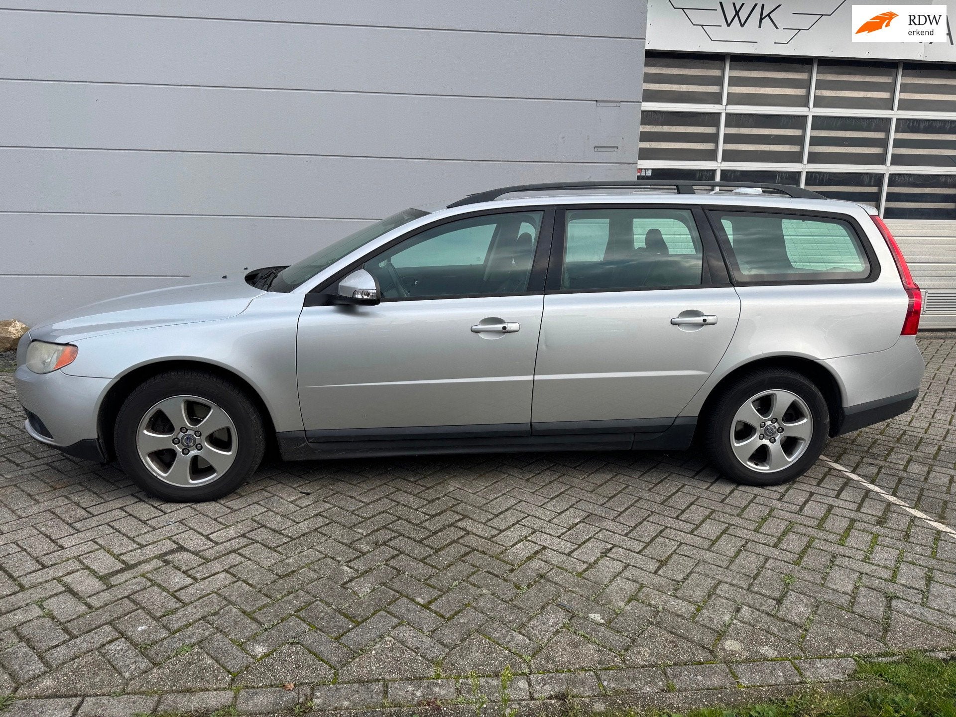 Volvo V70 2.4 D5 Kinetic, Auto's, Dealer onderhouden, Gebruikt, Zwart, 2000 kg
