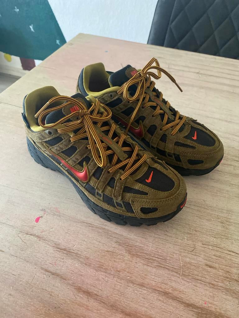 Nike Air Humara '17 sneakers - Olijfgroen met oranje, Ophalen of Verzenden, Zo goed als nieuw, Schoenen