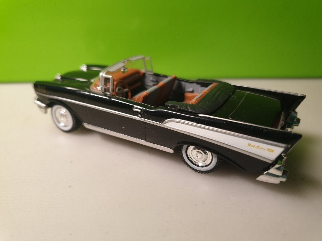 Universal Hobbies James Bond - Chevrolet Bel Air [zw] 1/43, Hobby en Vrije tijd, Ophalen of Verzenden, Zo goed als nieuw, Auto
