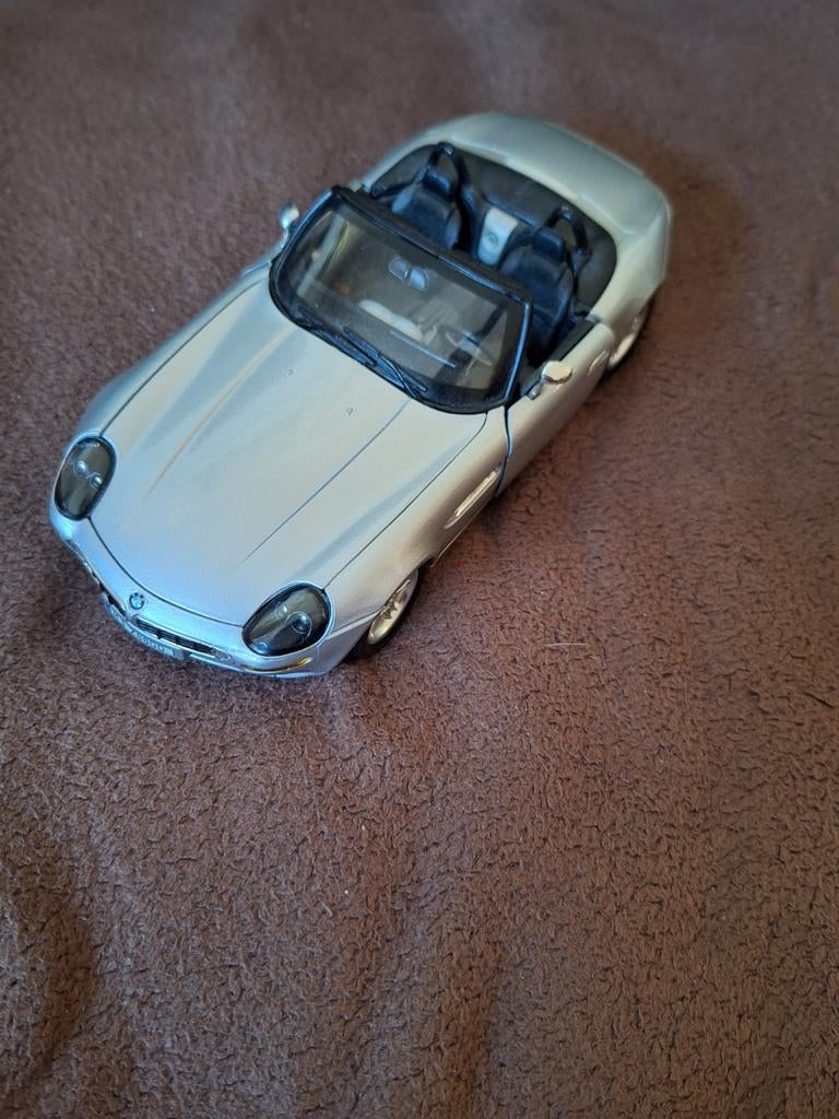 BMW z8 zilver Schaal 1/24 Burago/ zwaar, Ophalen of Verzenden, Zo goed als nieuw, Bburago