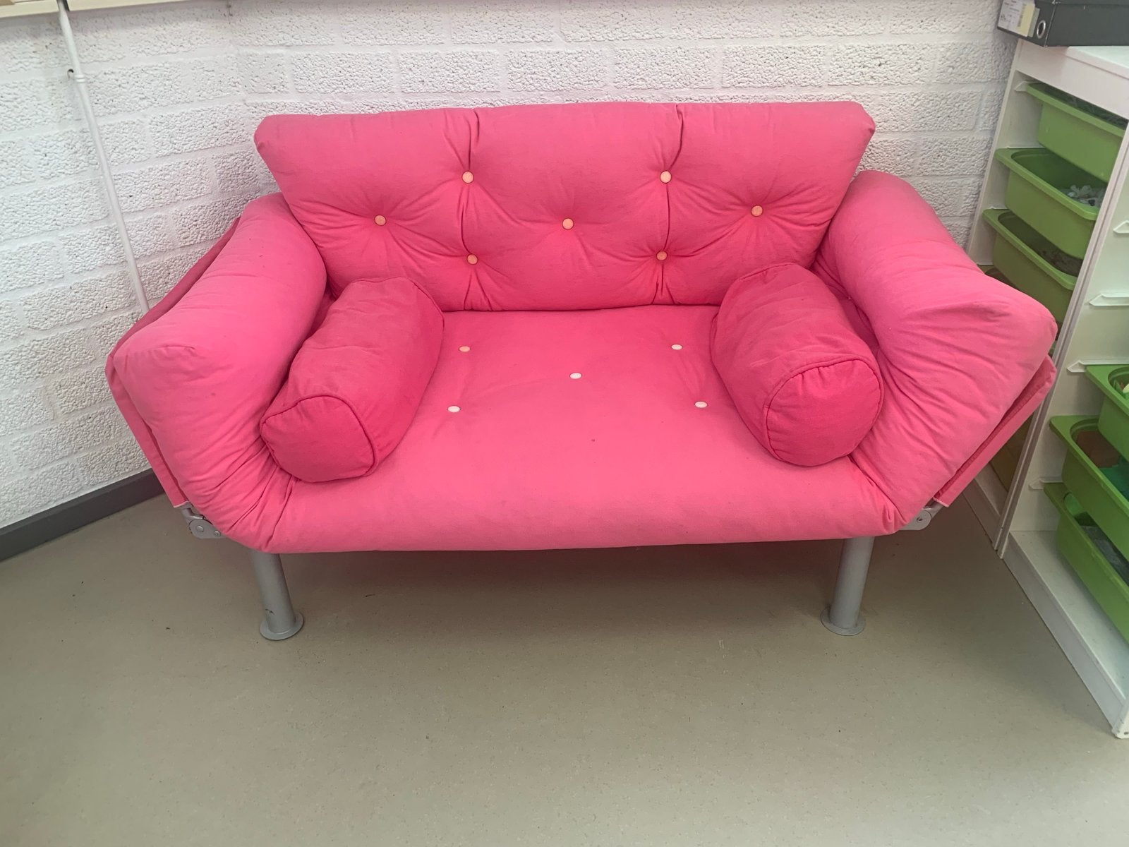 Leuk roze slaapbankje - Compact en comfortabel!, Gebruikt, Ophalen of Verzenden, Overige maten, Overige kleuren