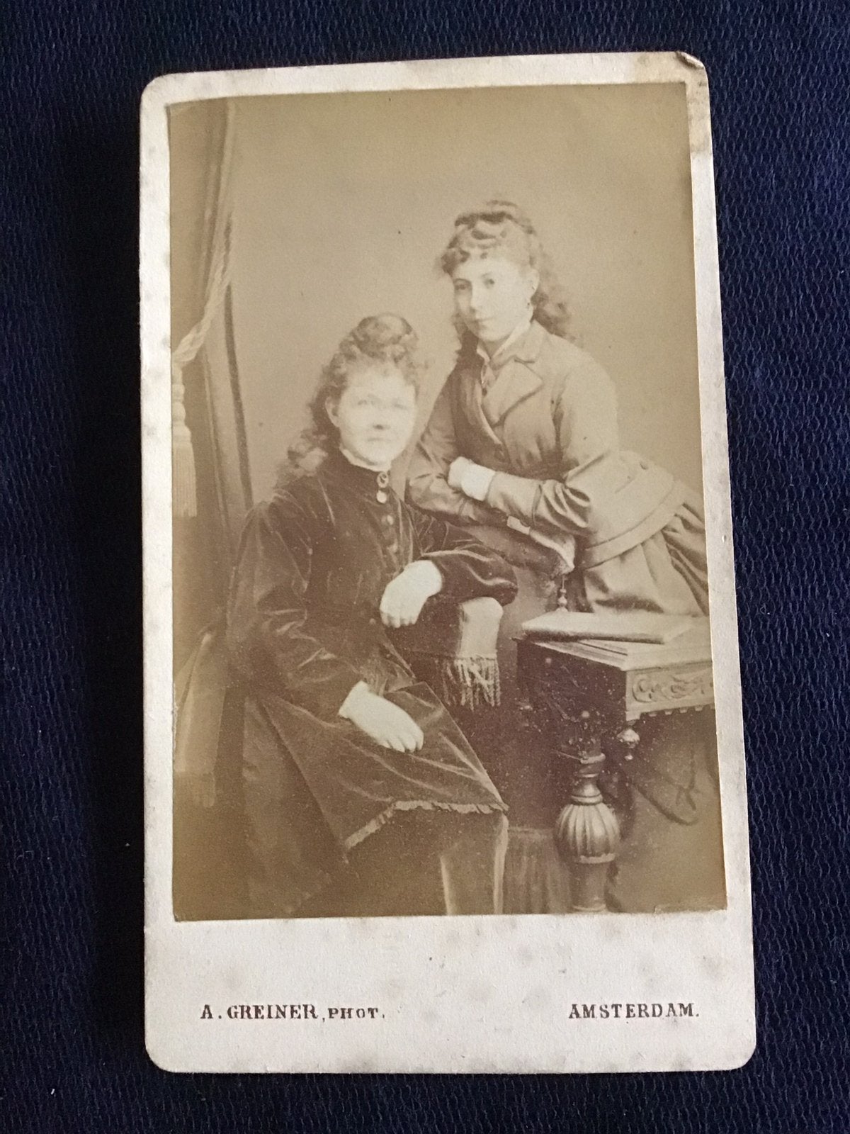 CDV, 2 Dames, ALBERT GREINER, AMSTERDAM, Carte de Visite, Verzamelen, Foto's en Prenten, Verzenden, Voor 1940, Gebruikt, Foto