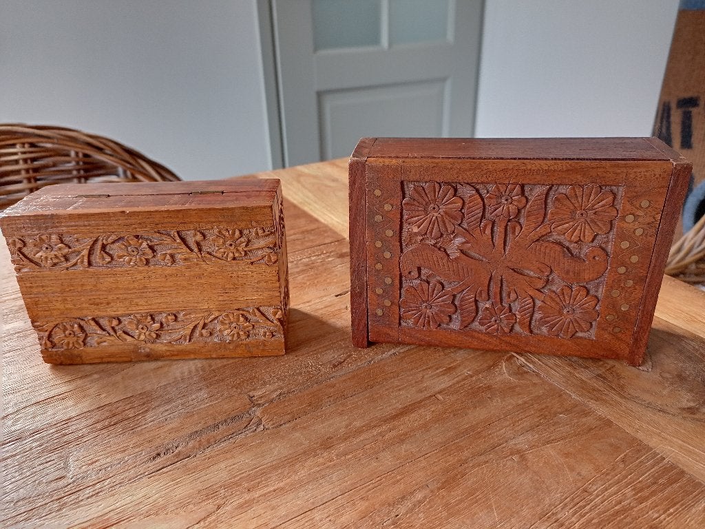 2 houten kistjes met houtsnijwerk, Ophalen, Zo goed als nieuw, Minder dan 50 cm