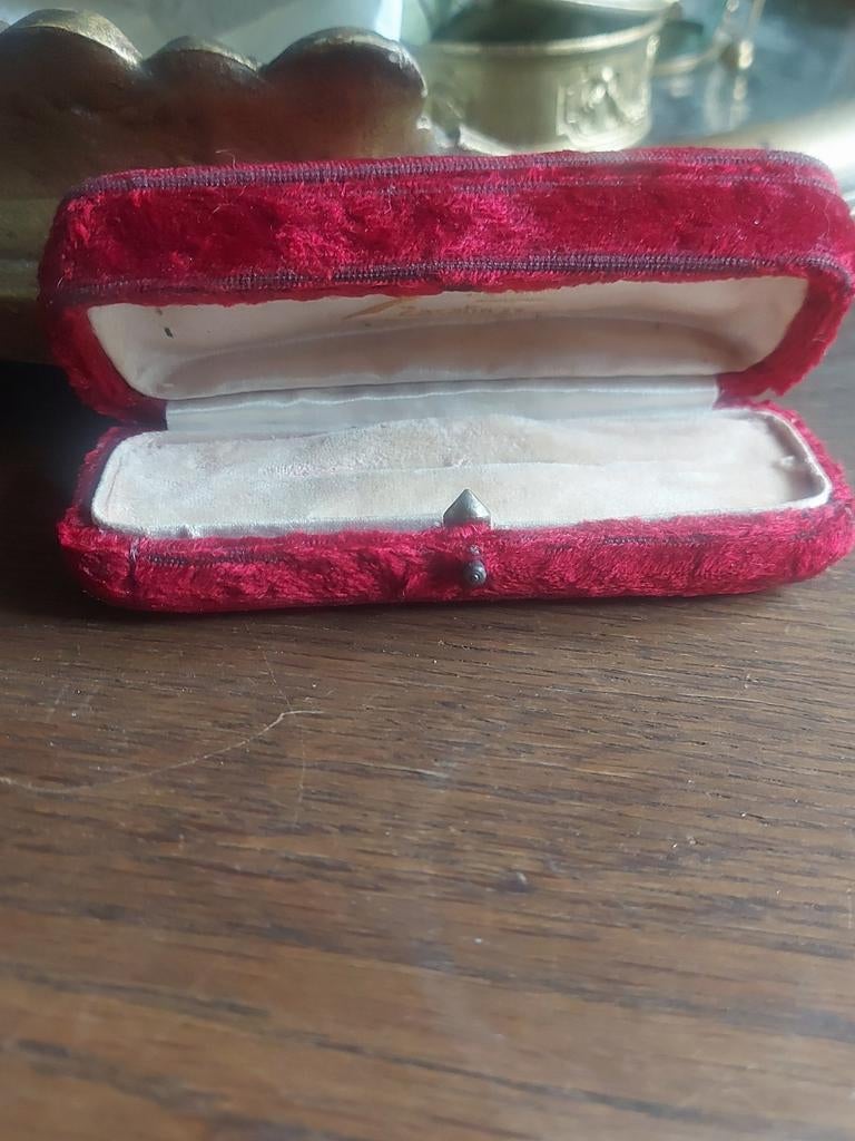 Mooi oud Spaans rood Velvet/fluweel juweliers doosje Granada, Ophalen of Verzenden, Overige materialen, Broche