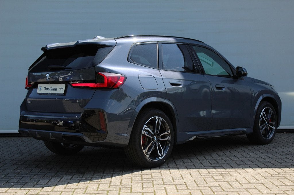 BMW iX1 eDrive20 M Sport / Panoramadak / Trekhaak / Sportsto, Auto's, BMW, Zwart, Elektrische stoelverstelling, Nieuw, SUV of Terreinwagen