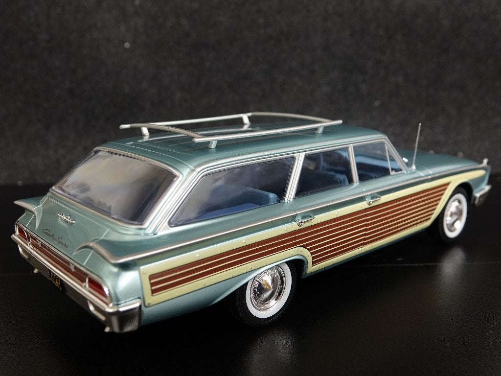 MCG 1:18 1960 Ford LTD Country Squire Lichtblauw / hout, Overige merken, MCG, Auto, Onbekend