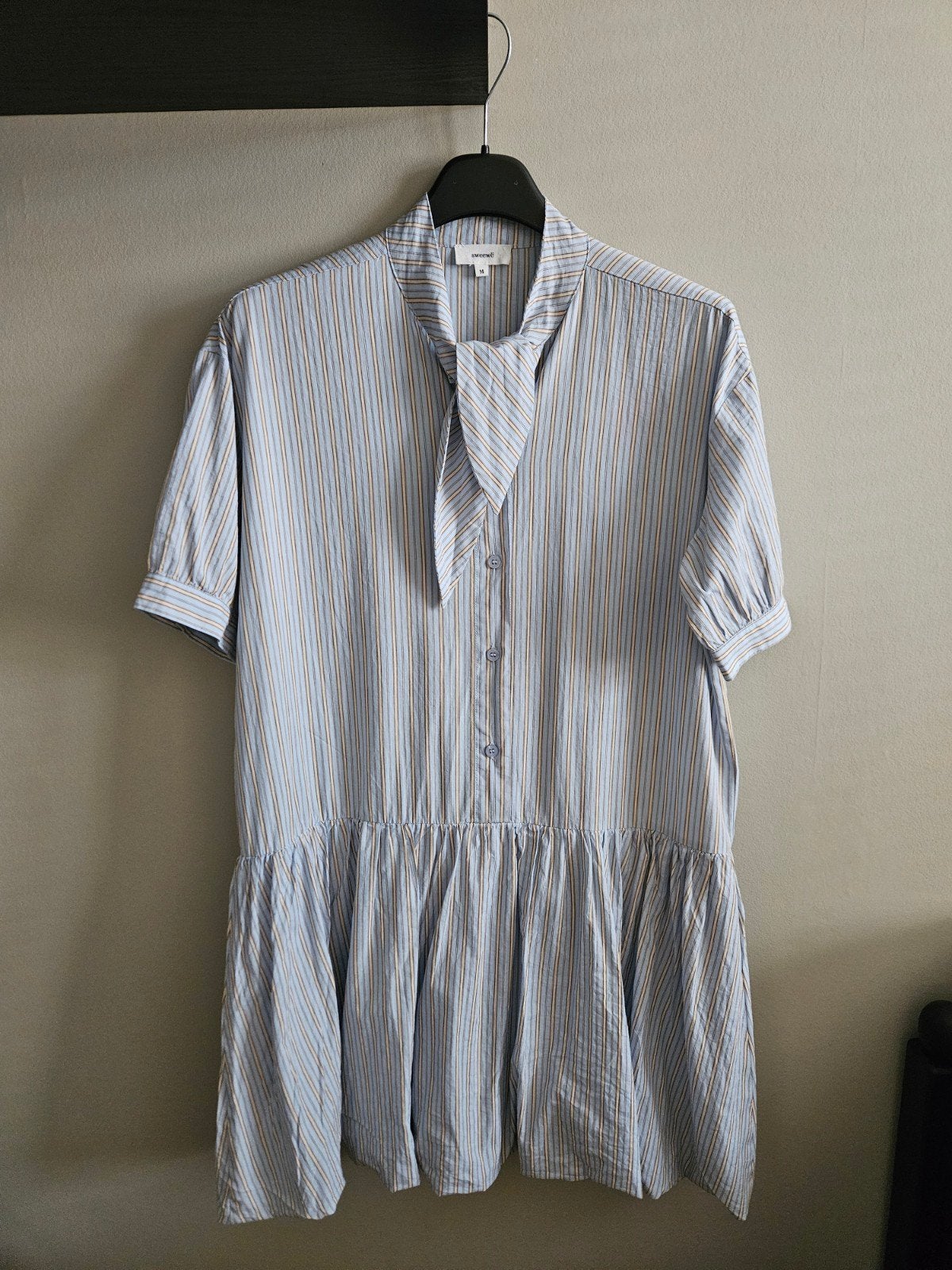 Sweewe gestreepte jurk met strikkraag - Maat M, Kleding | Dames, Maat 38/40 (M), Ophalen of Verzenden, Zo goed als nieuw, Boven de knie