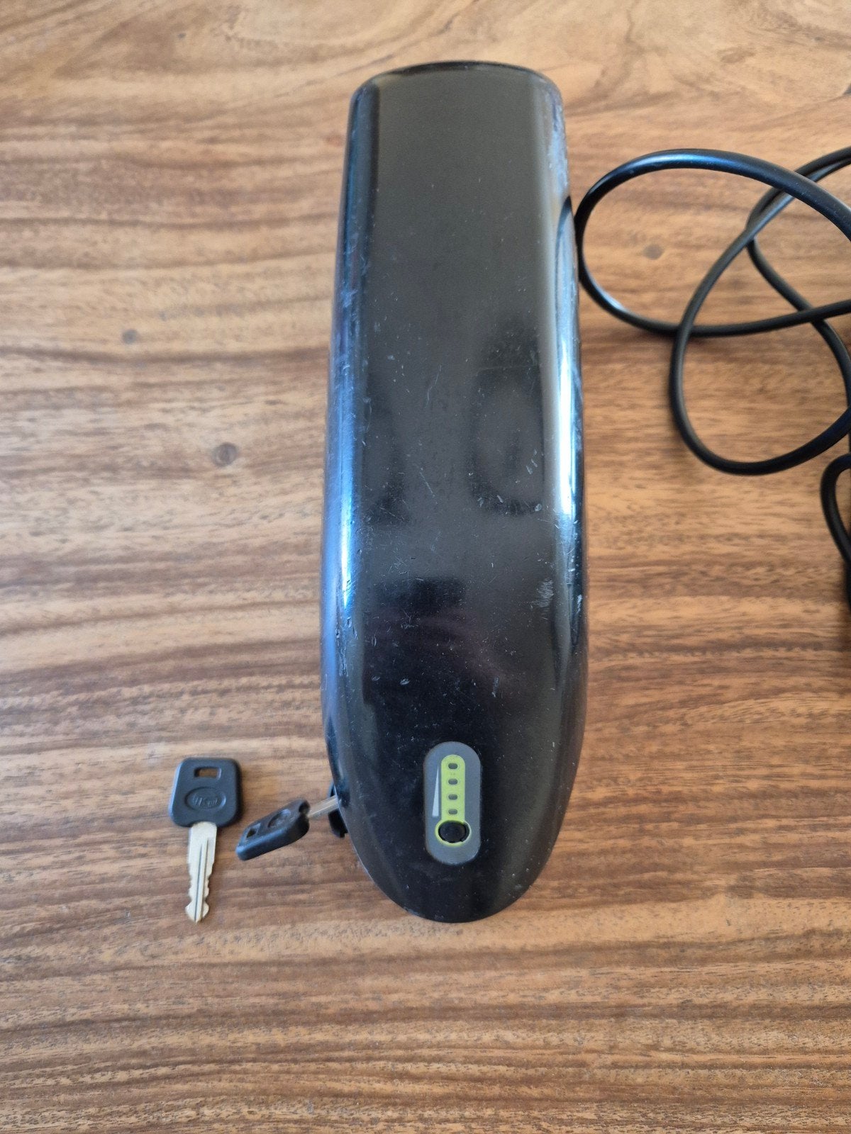 Gebruikte fietsaccu met oplader en 2 sleutels (20-40km), Fietsen en Brommers, Ophalen, Gebruikt