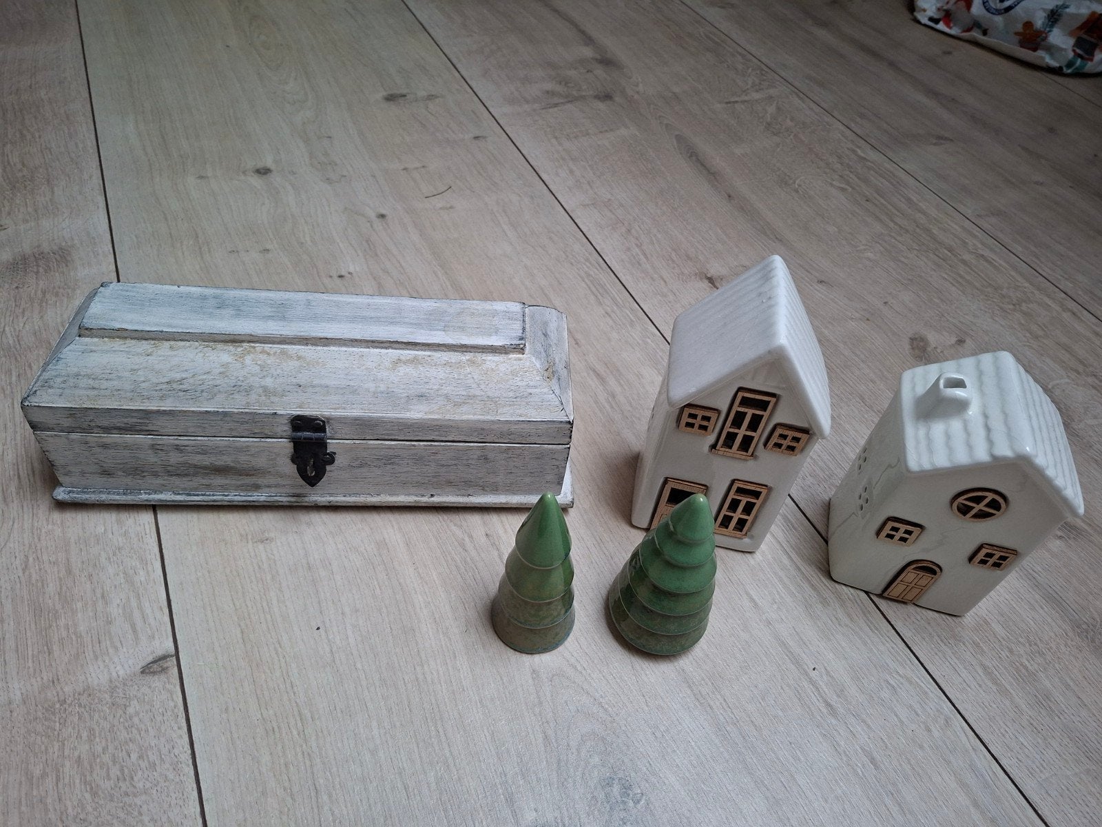 Decoratieve set: Houten kistje, huisjes en boompjes, Ophalen, Hout, Meerkleurig, Landelijk