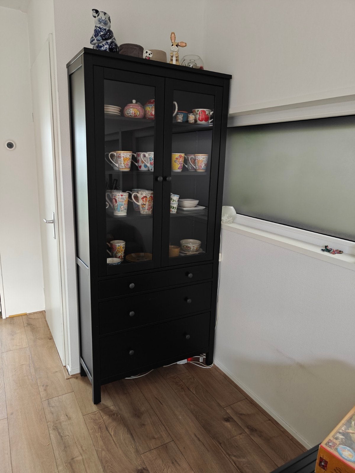 Zwarte vitrinekast ikea met lades en deuren, Ophalen, Met deur(en), Glas, 50 tot 100 cm
