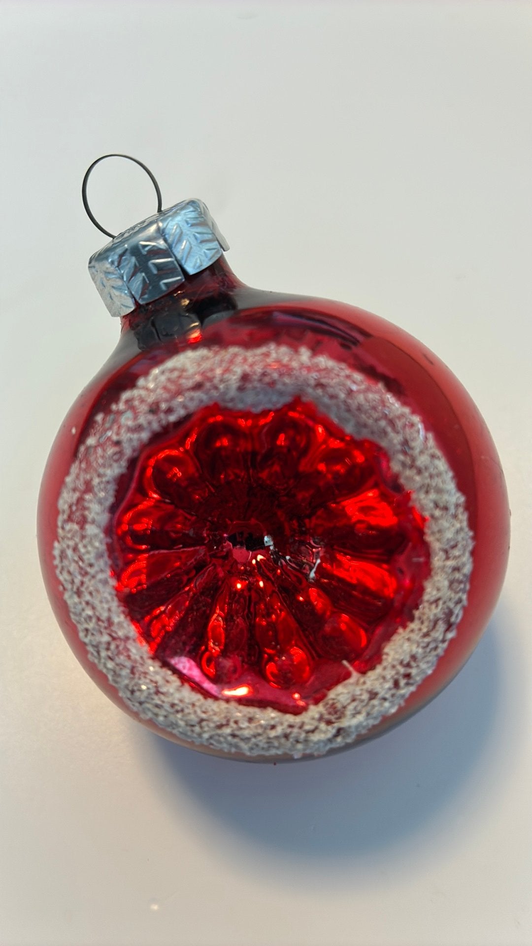 Vintage kerstbal, deukbal rood, Diversen, Ophalen of Verzenden, Zo goed als nieuw