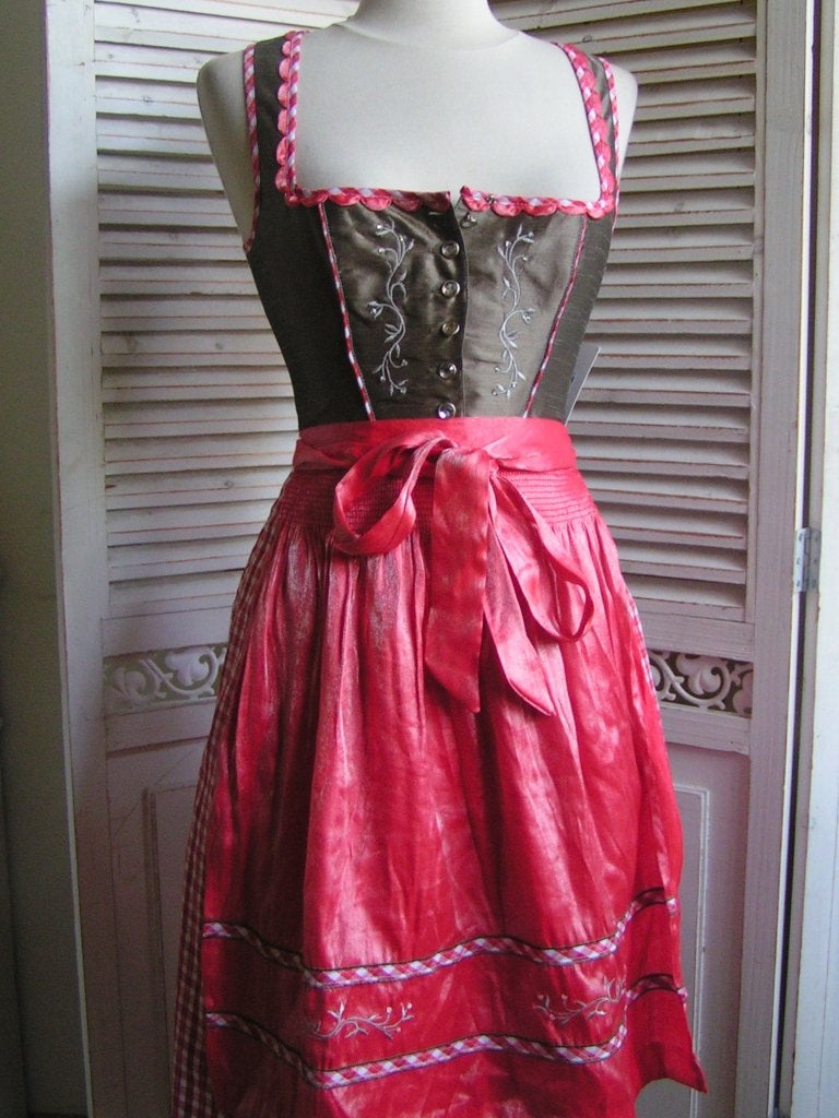 nieuwe tiroler dirndl jurk en schort maat 34 nr JJ 1106, Carnaval, Verzenden, Zo goed als nieuw, Kleding