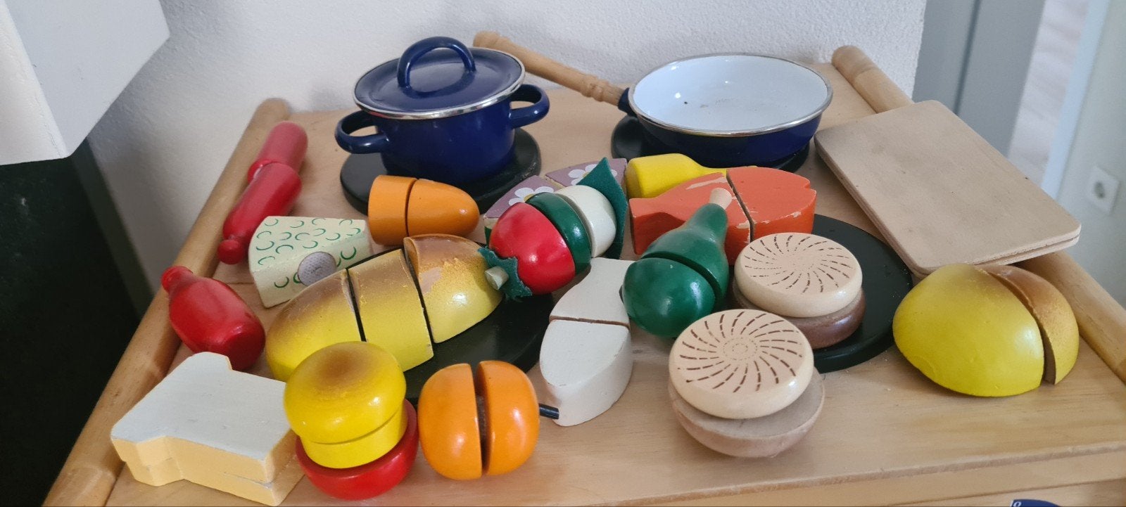 Foto 3 van keukentje (hout) met toebehoren
