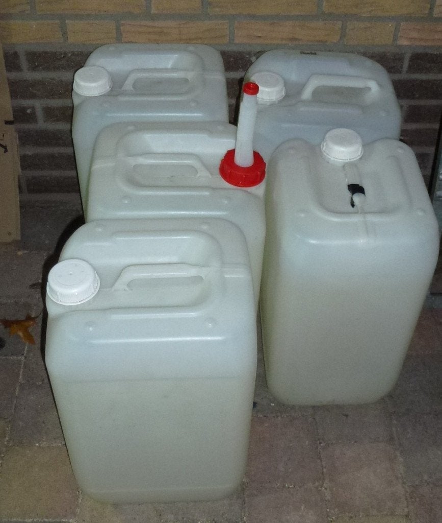 5 jerrycans voor benzine of diesel met schenktuit, Ophalen
