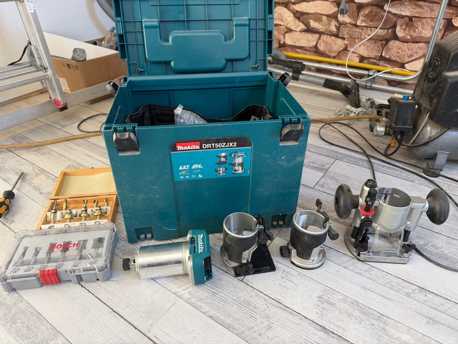 Makita DRT50ZJX2 Bovenfrees met accessoires, Doe-het-zelf en Verbouw, Ophalen, Gebruikt, Accu, Makita