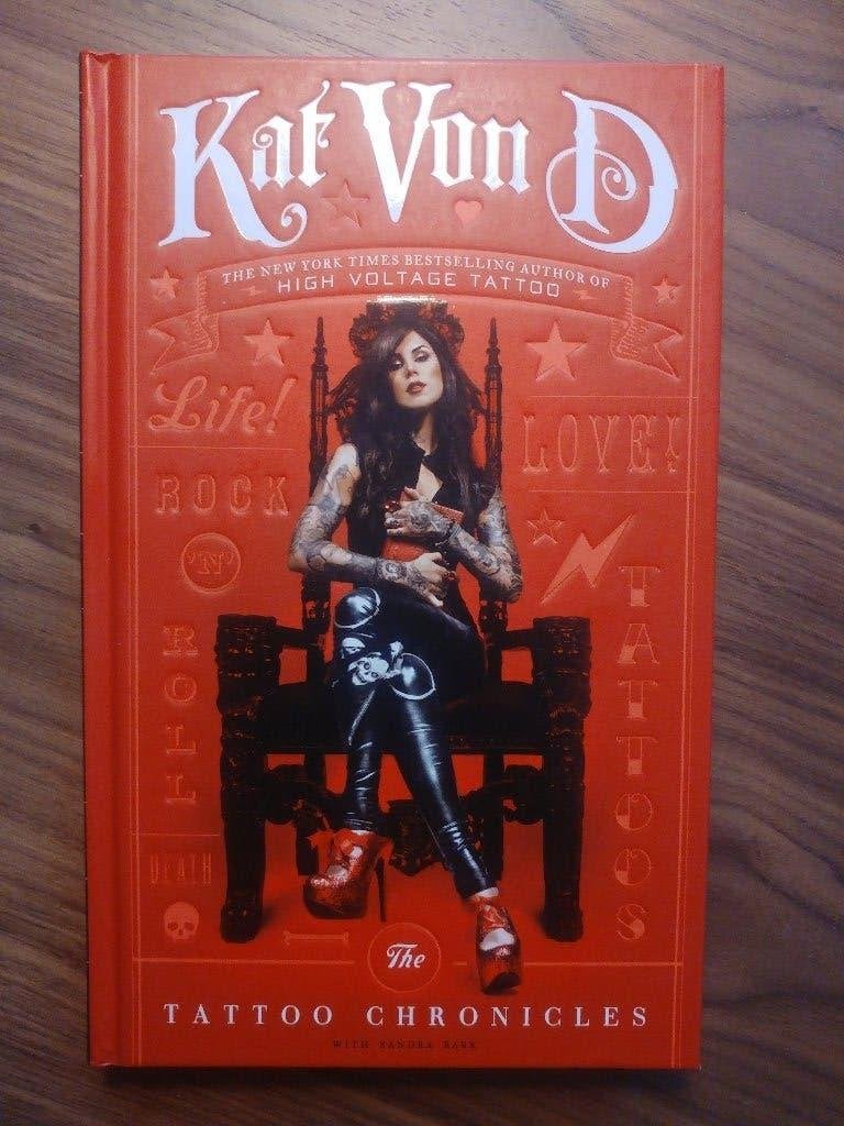 The Tattoo Chronicles - by Kat Von D - (High Voltage Tattoo), Ophalen of Verzenden, Zo goed als nieuw, Overige onderwerpen