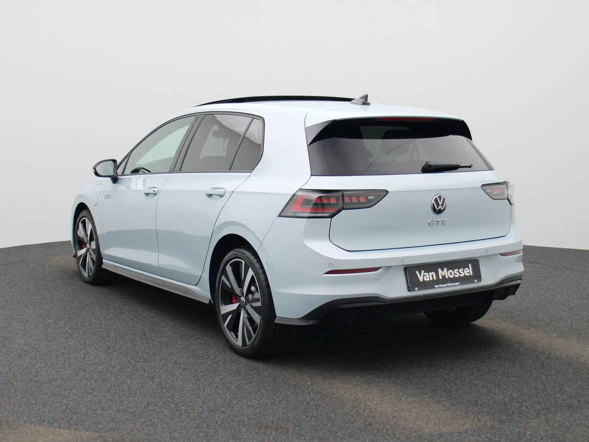 Volkswagen Golf 1.5 eHybrid GTE 272 PK (bj 2025, automaat), 4 cilinders, Plug-in hybride, Automatische klimaatregeling, 1700 kg