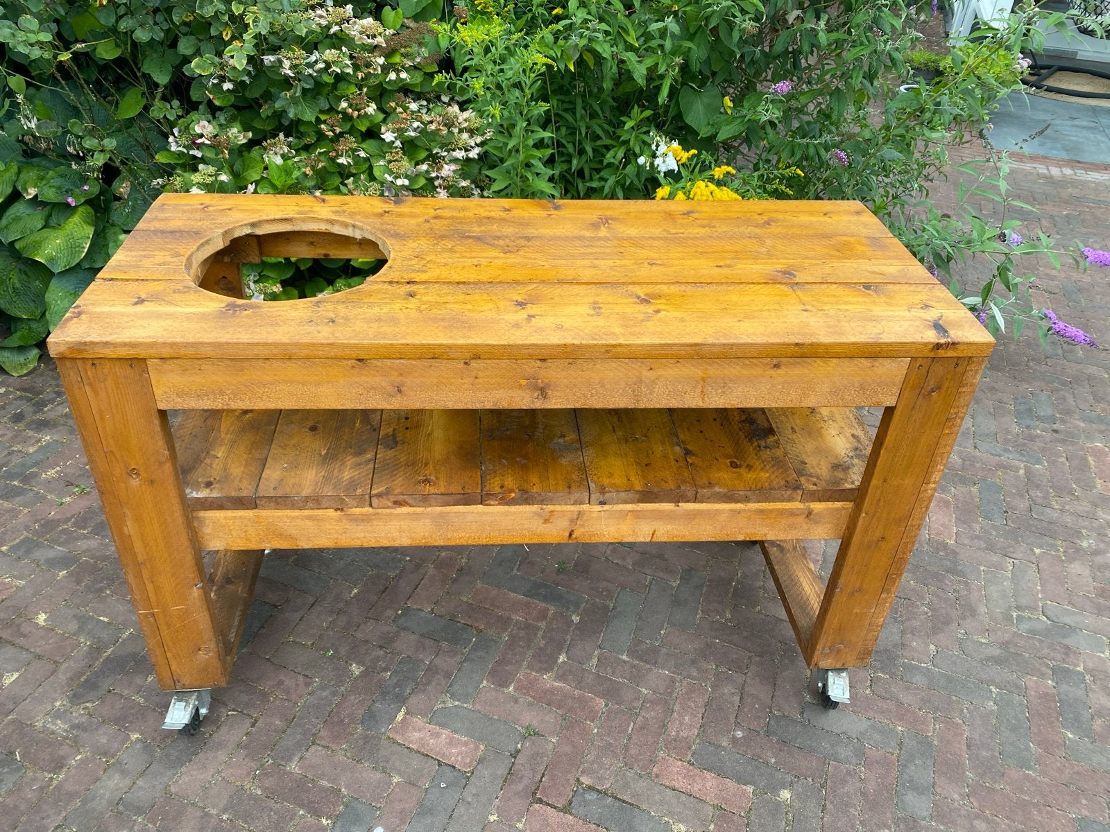 Stevige houten BBQ tafel op wielen, Ophalen, Gebruikt