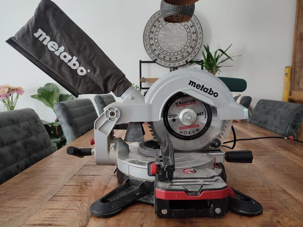 Te huur: Metabo afkortzaag met laser, Doe-het-zelf en Verbouw, Gereedschap | Zaagmachines, Ophalen, 70 mm of meer, Zo goed als nieuw