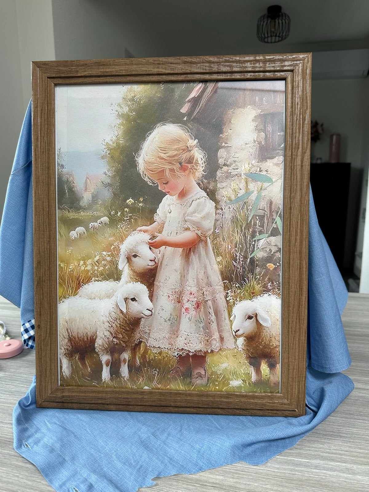 Giclee schilderij: Meisje met lammetjes in bloeiend landscha, Antiek en Kunst, Kunst | Schilderijen | Klassiek, Portret of Personen