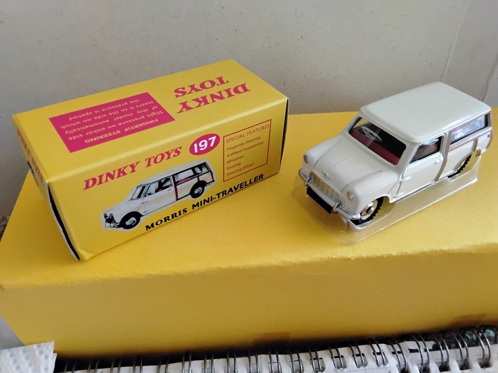 DINKY TOYS ATLAS  MORRIS MINI-TRAVELLER CREME MET LICHTBRUIN, Ophalen of Verzenden, Zo goed als nieuw, Auto, Dinky Toys