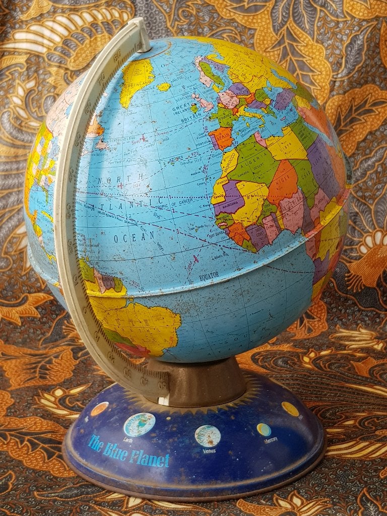 Mooie oude wereldbol of globe uit Amerika van blik 31 cm., Antiek en Kunst, Ophalen of Verzenden