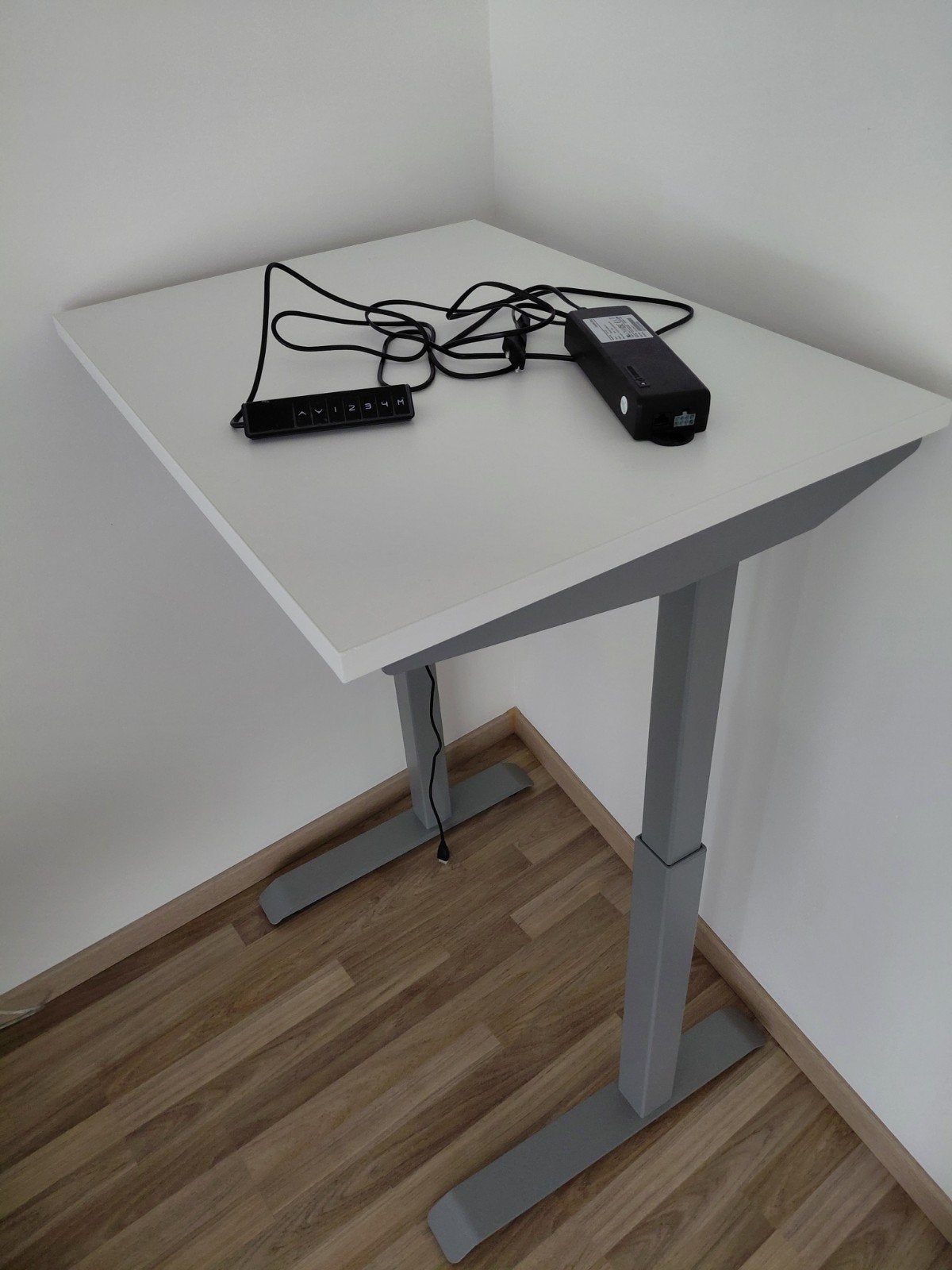 In hoogte verstelbare bureautafel wit - 60 x 80 cm blad, Huis en Inrichting, Ophalen, Zit-sta bureau, Gebruikt, 60 cm