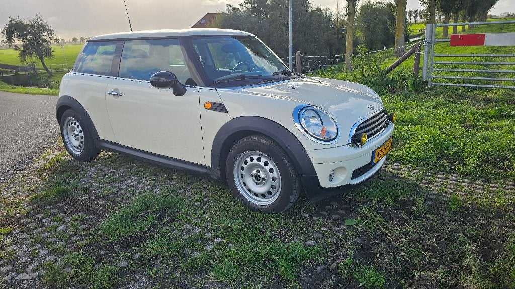 Te Koop zeer nette Mini R56 One 1.4 95Pk bj 2008 120500KM, Auto's, Voorwielaandrijving, Stof, Zwart, 4 stoelen