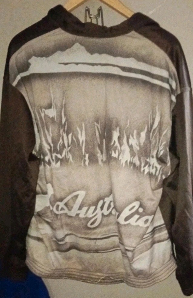 Australian trainingsjack met unieke print, Kleding | Heren, Jassen | Zomer, Zo goed als nieuw, Maat 48/50 (M), Bruin, Ophalen of Verzenden