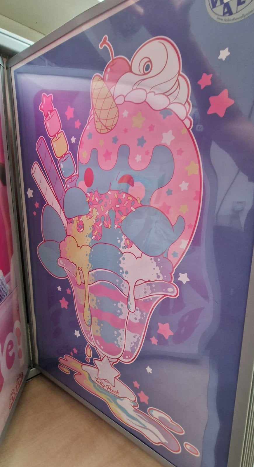 Leuke "Tasty Peach" ijs- en snoepposter, Ophalen of Verzenden, Zo goed als nieuw, 50 tot 75 cm, Foto of Poster