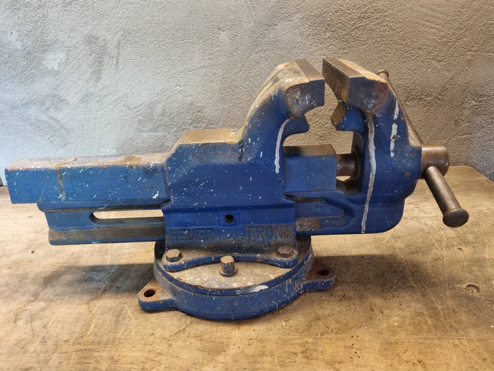 Grote (55 cm) Heuer Front Bankschroef met draaiplateau., Antiek en Kunst, Antiek | Gereedschap en Instrumenten, Ophalen