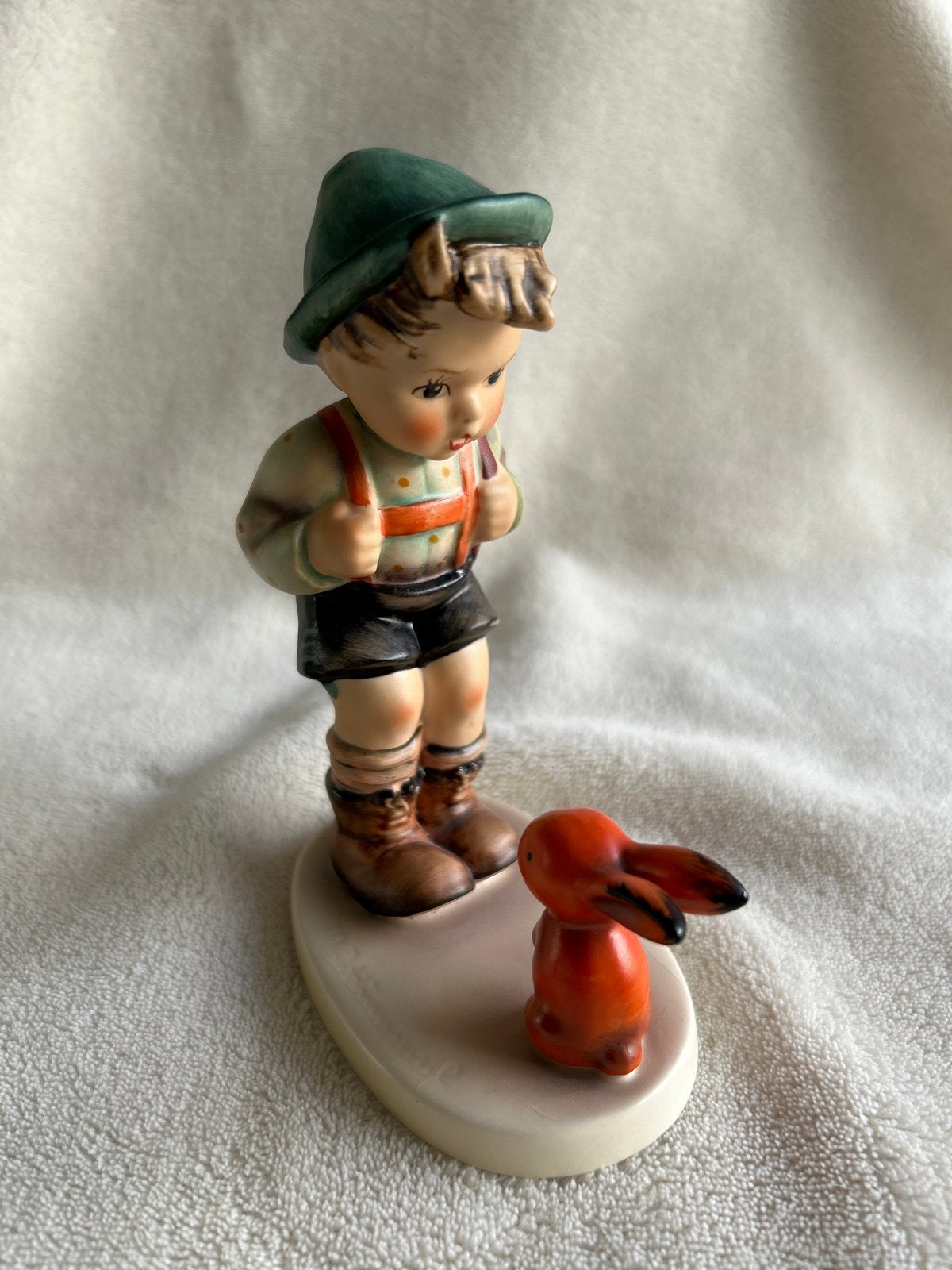 Hummel beeldje jongen met konijn Goebel W. Germany, Verzamelen, Ophalen of Verzenden, Zo goed als nieuw, Hummel