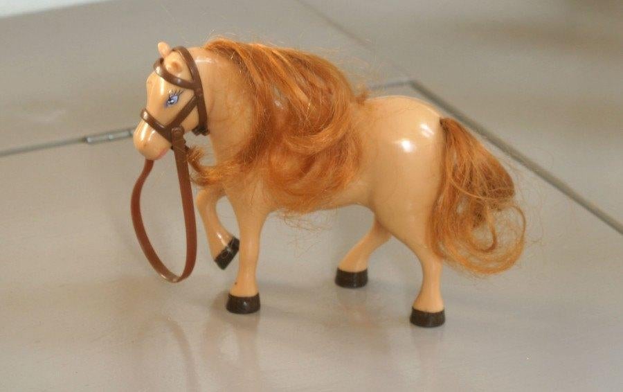 Plastic paardje - pony met mooie staart en manen - Evi, Ophalen of Verzenden, Gebruikt, Jongen of Meisje