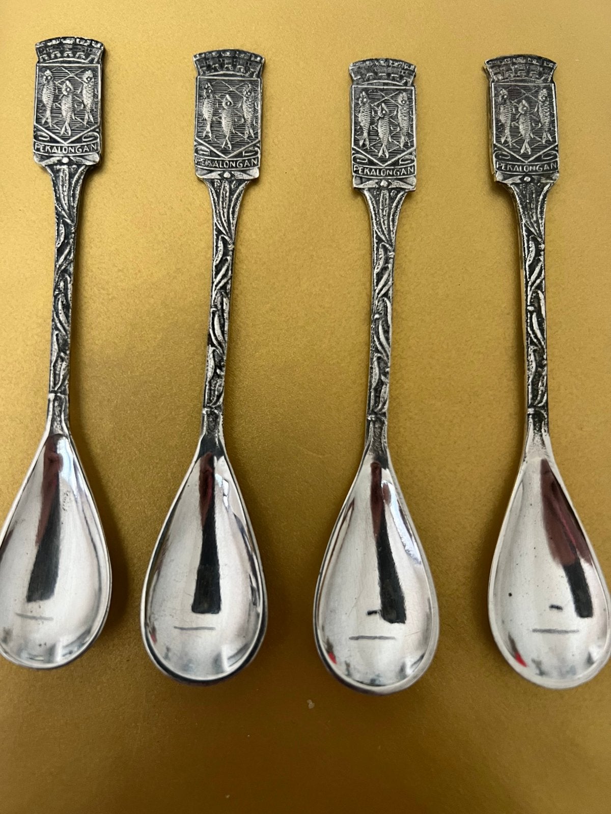 4 antieke Indische theelepeltjes Wapen van Pekalongan, Antiek en Kunst, Antiek | Bestek, Ophalen of Verzenden